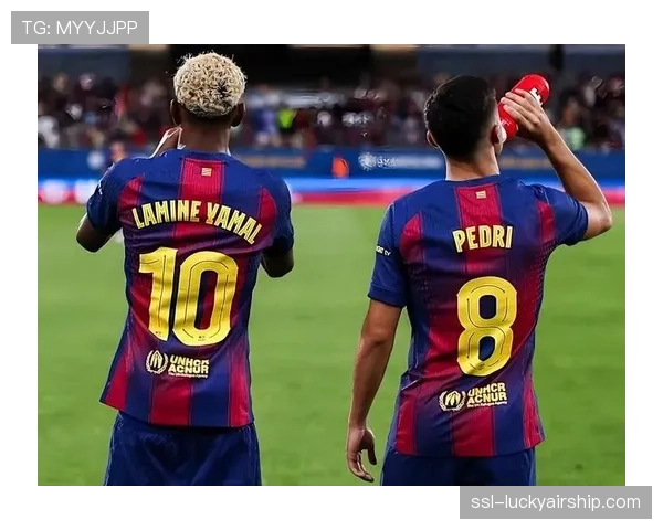 巴萨训练课向媒体开放，新援与队友磨合情况良好。